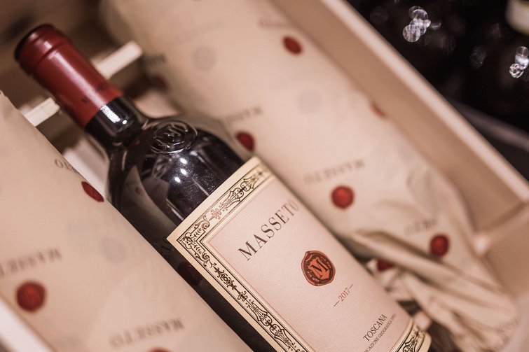Bottiglia di vino rosso Masseto 2017 in confezione regalo