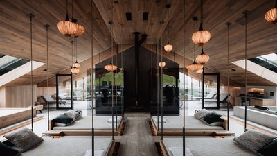 L’esclusività in foto: il nostro chalet in Alto Adige di lusso Spa moderno con letti sospesi, specchi e accenti caldi in legno