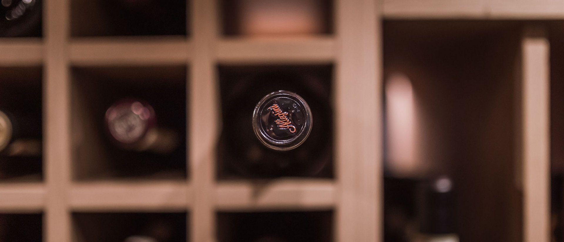 Vista dall'alto del tappo di una bottiglia di vino in una cantina