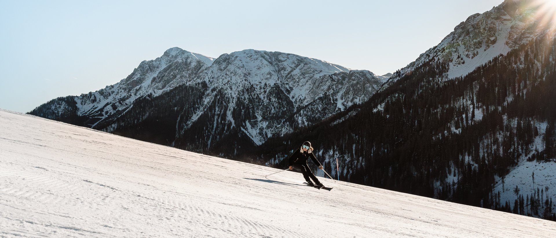 Hotel sulle piste del Plan de Corones: divertimento senza fine Sciatore su pendio innevato con montagne sullo sfondo