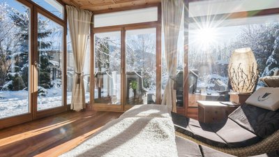 The best photos from our hotel in South Tyrol that kids love Bright relaxation room with view of snowy garden and shining sun
