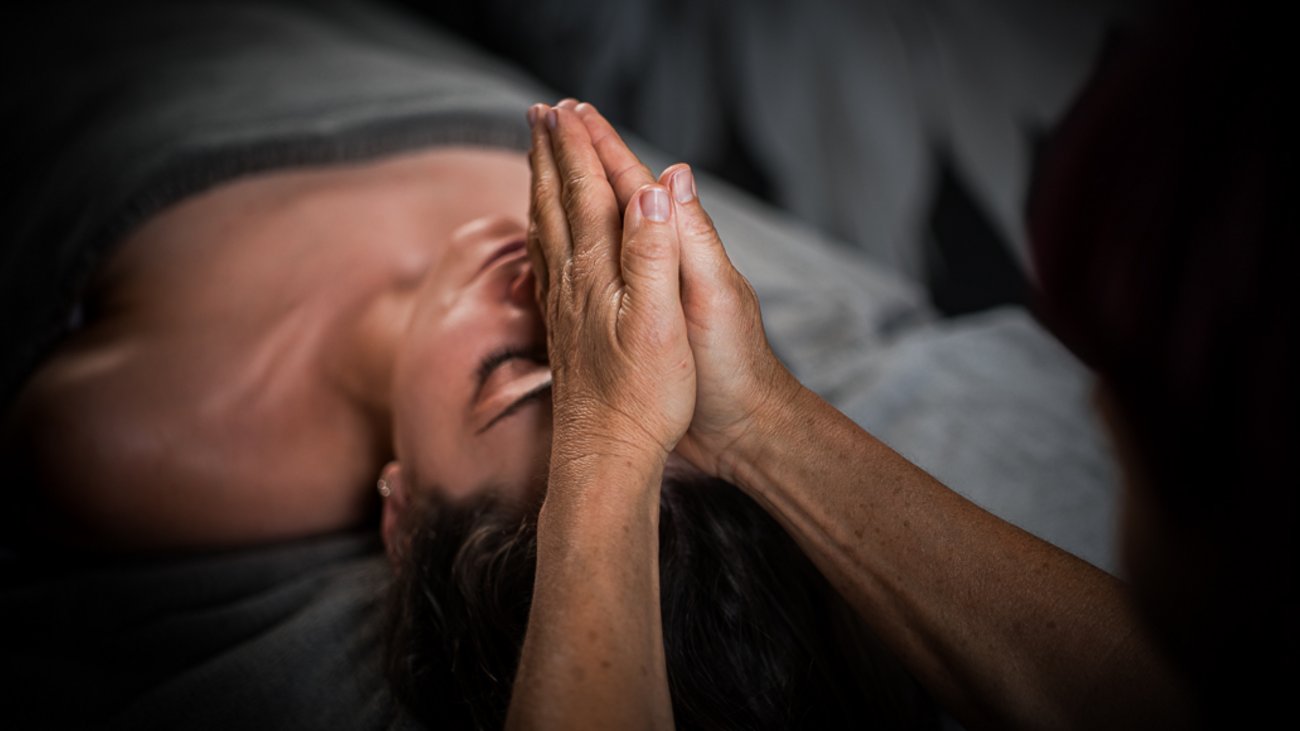 Hotel Solvie: Day Spa der Extraklasse Massage eines entspannten Mannes mit angewinkelten Händen