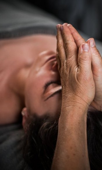 Massaggio rilassante a un uomo disteso con mani unite