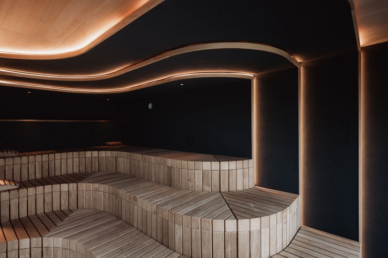 Moderner Holzbänke Sauna mit indirekter LED-Beleuchtung