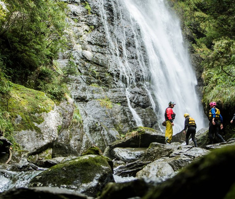 Winkler’s Stories: i nostri alberghi con maneggio di cavalli Gruppo di persone con equipaggiamento di sicurezza davanti a una cascata rocciosa