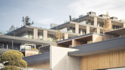 Lettini da giardino moderni su prato con casa contemporanea sullo sfondo