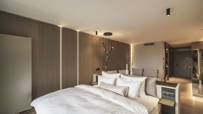 Camera da letto moderna con pannelli in legno e illuminazione elegante
