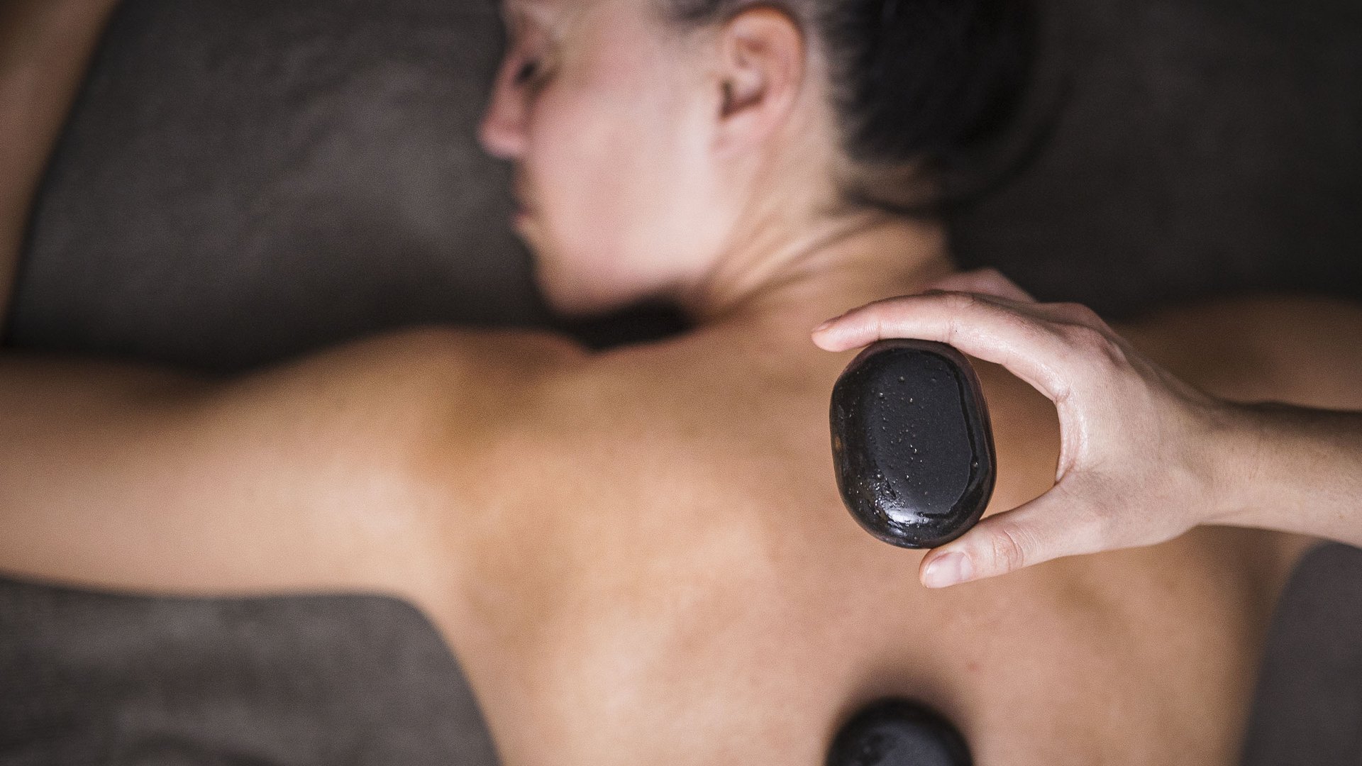 Donna che riceve un massaggio con pietre calde sulla schiena