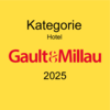 Gault&Millau Hotelkategorie 2025 auf gelbem Hintergrund