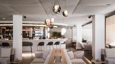 Caffè moderno luminoso con sgabelli e lampade sospese