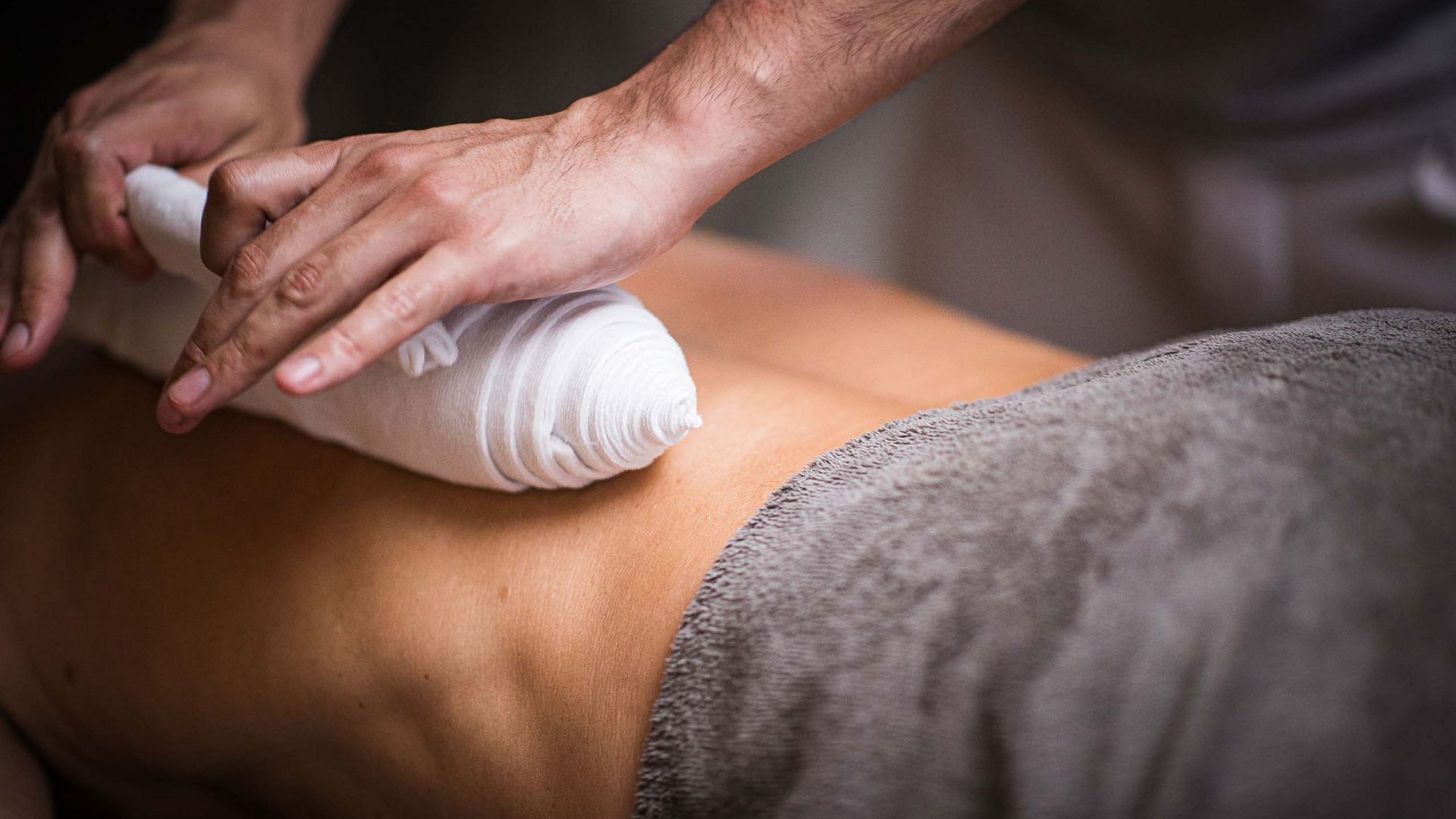 Spa olistica nell' hotel benessere in Alto Adige: Lanerhof Massaggio alla schiena con impacco caldo e umido