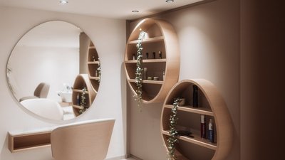 Moderner Frisierbereich mit rundem Spiegel und runden Holzborde an der Wand
