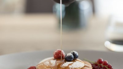 L’esclusività in foto: il nostro chalet in Alto Adige di lusso Sciroppo d'acero versato su pancake con frutti di bosco