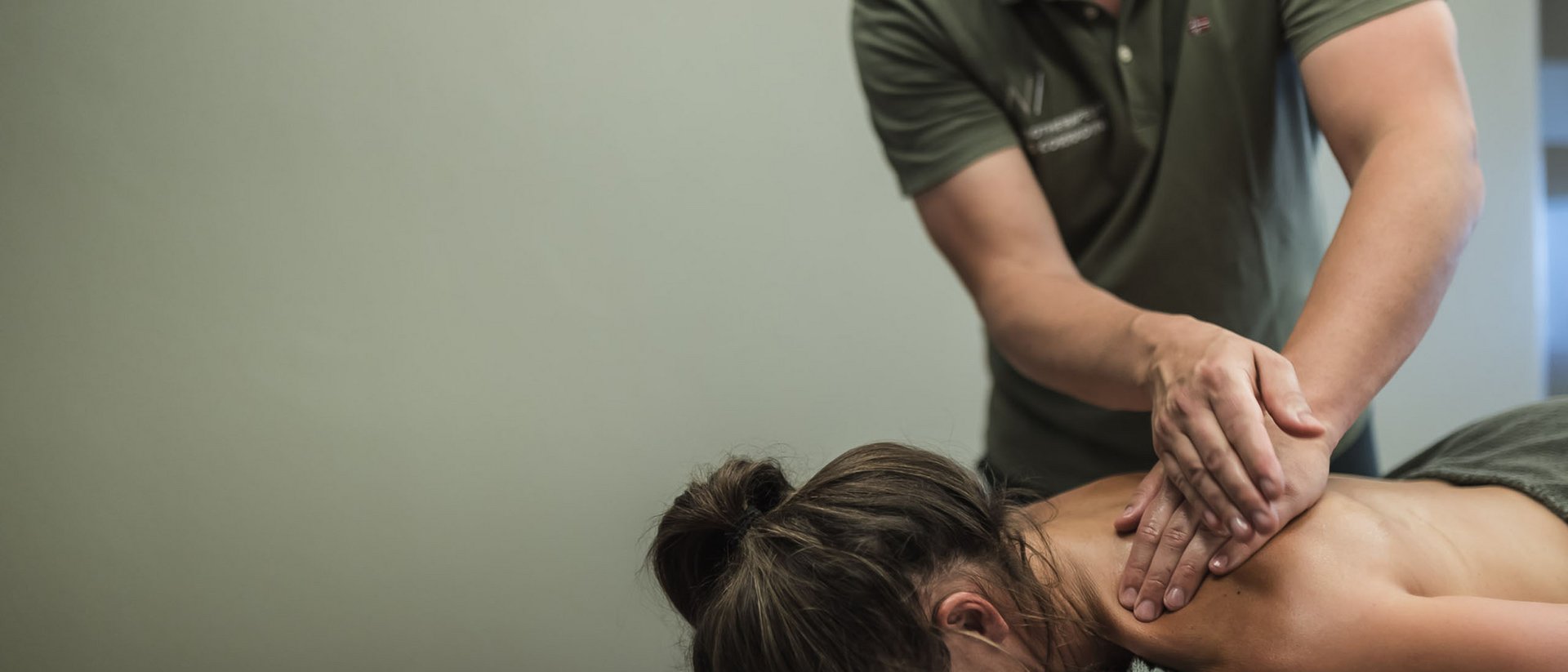 Richiesta appuntamento all’Hotel Lanerhof Donna riceve massaggio alla schiena da terapista in sala massaggi