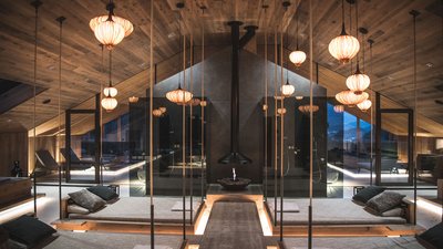 L’esclusività in foto: il nostro chalet in Alto Adige di lusso Spa moderno con lettini, pavimento in legno e luci calde