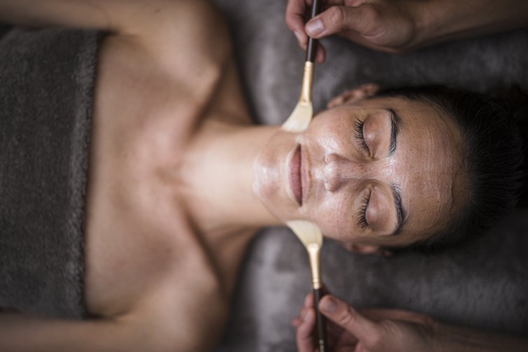 Donna che riceve un trattamento viso rilassante in una spa