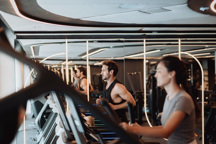 Hotel per yoga in Alto Adige Uomo e donna che corrono sui tapis roulant in palestra
