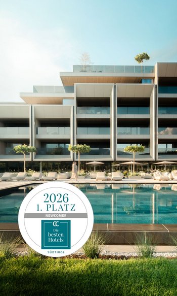 Hotel moderno con piscina e alberi, primo posto 2026 Newcomer Alto Adige