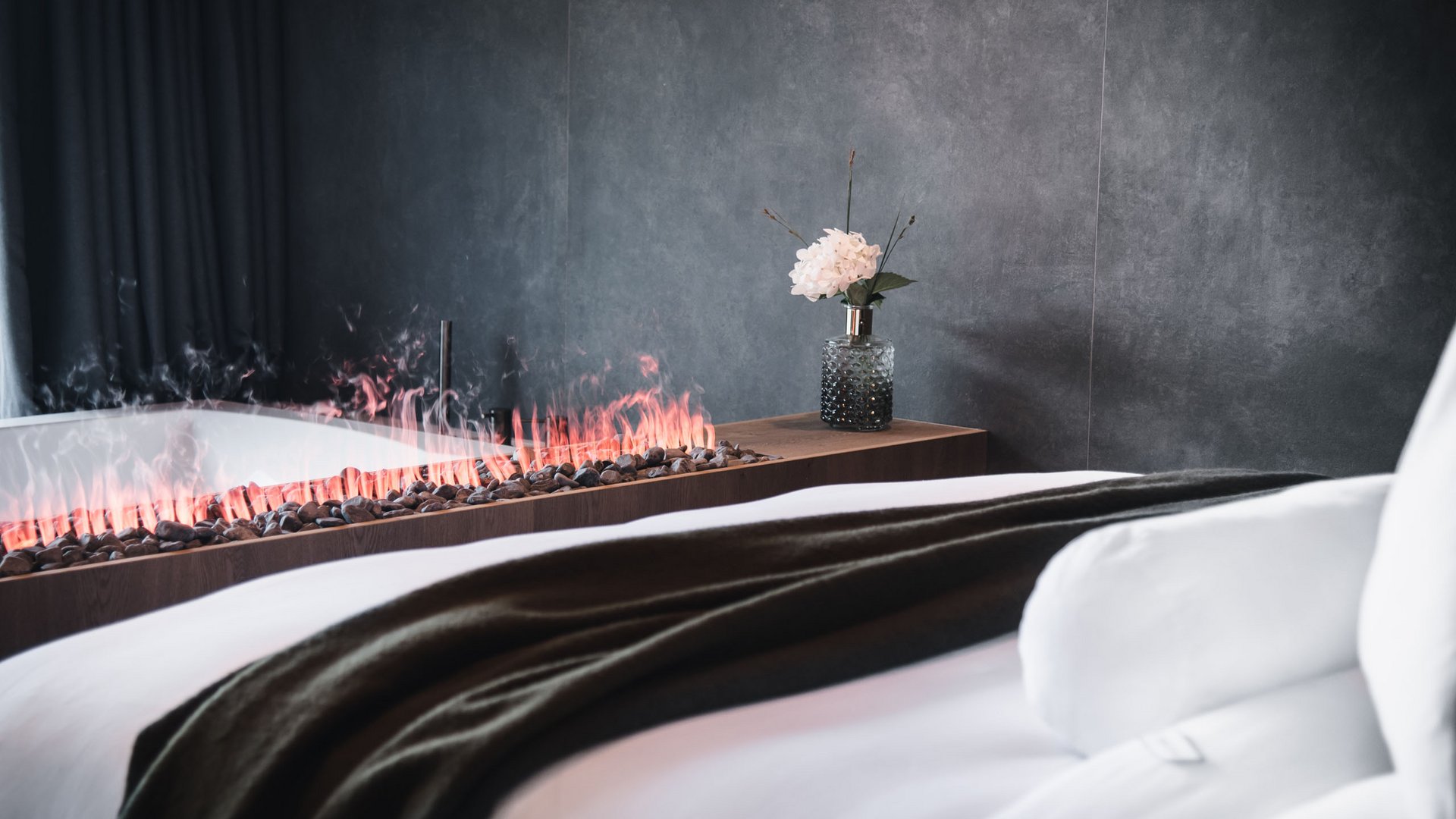 Modernes Schlafzimmer mit Kamin und dekorativer Vase