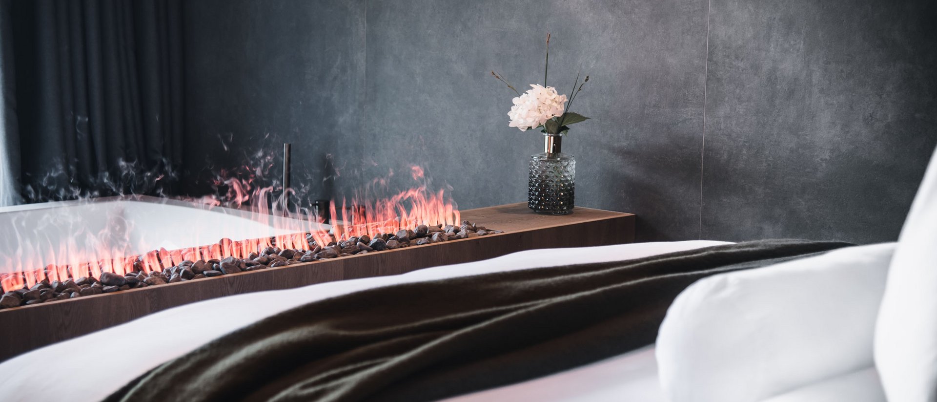 Modernes Schlafzimmer mit Kamin und dekorativer Vase