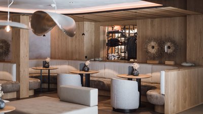 Caffetteria moderna e accogliente con nicchie e dettagli in legno