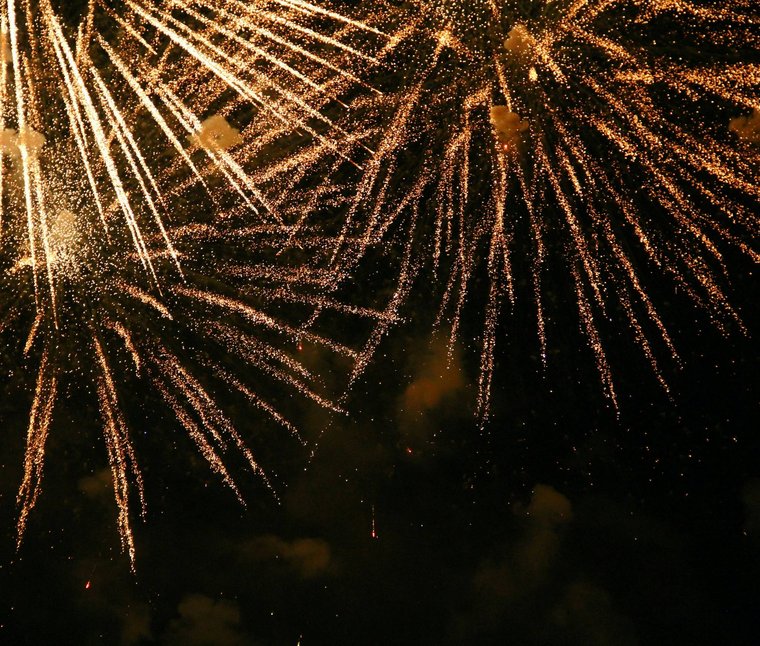 Eine regenerierende Auszeit vor Weihnachten Goldene Feuerwerkslichter leuchten nachts am Himmel auf