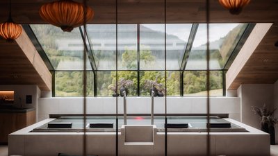L’esclusività in foto: il nostro chalet in Alto Adige di lusso Bagno moderno con vasca grande e finestra panoramica con vista sulle montagne