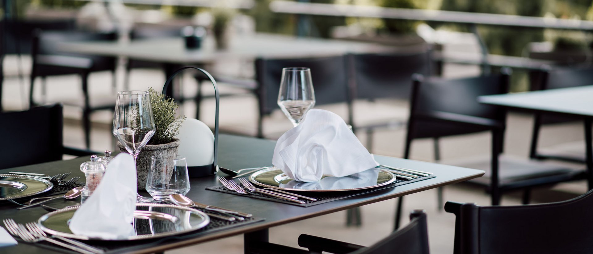 Elegantes Restaurant mit gedeckten Tischen und weiß gefalteten Servietten