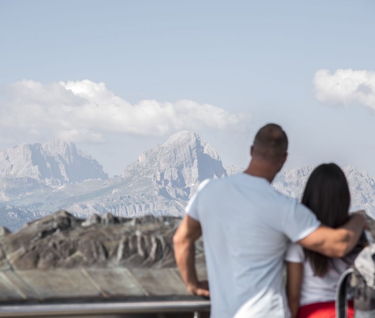 Paar schaut auf Bergpanorama bei klarem Himmel
