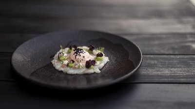 L’esclusività in foto: il nostro chalet in Alto Adige di lusso Piatto di mare raffinato con gamberi e crema su piatto nero