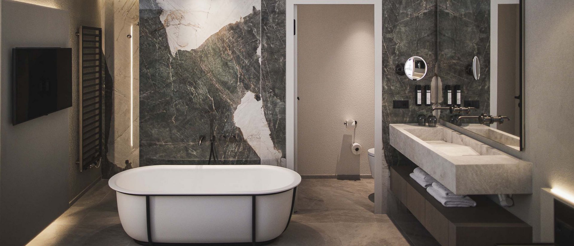 Bagno moderno con vasca freestanding e lavabo doppio