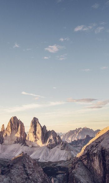 Blick auf die Dolomiten mit Felsen im Sonnenlicht bei klarem Himmel