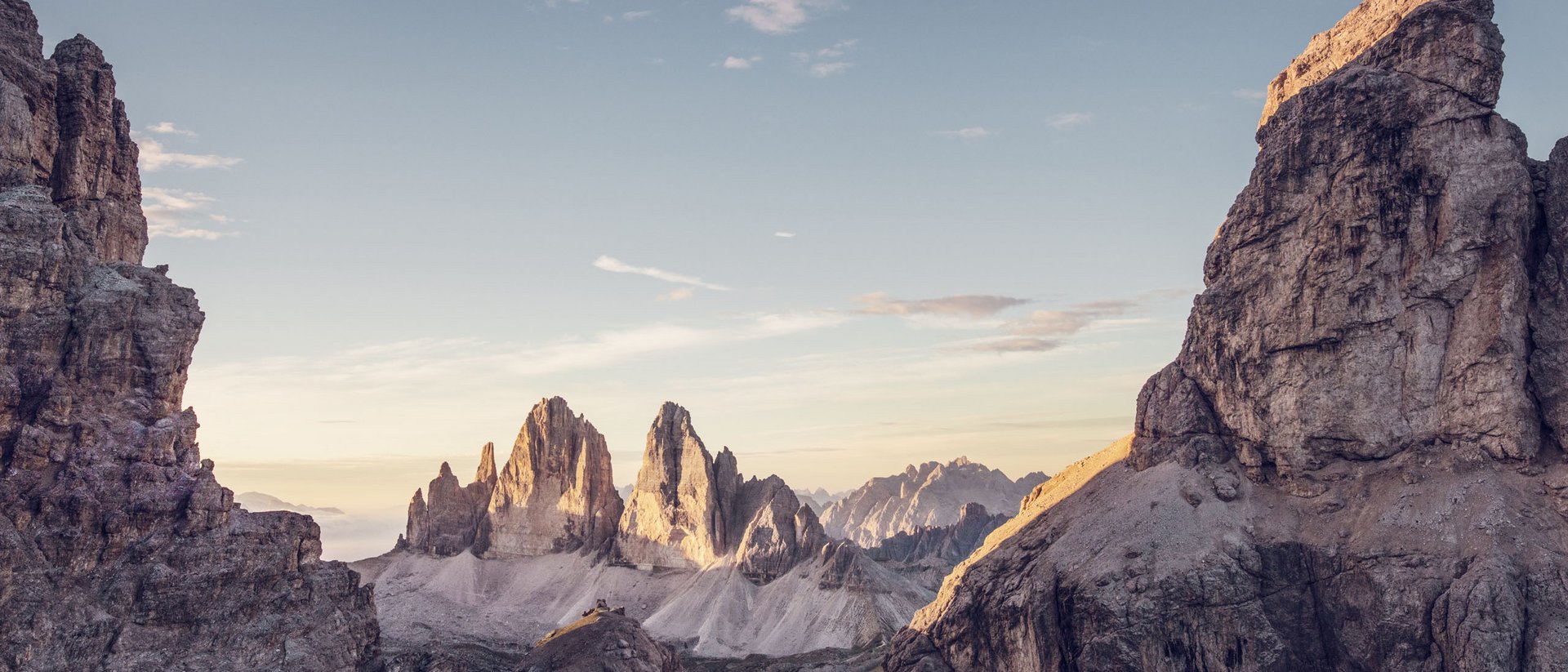 Blick auf die Dolomiten mit Felsen im Sonnenlicht bei klarem Himmel