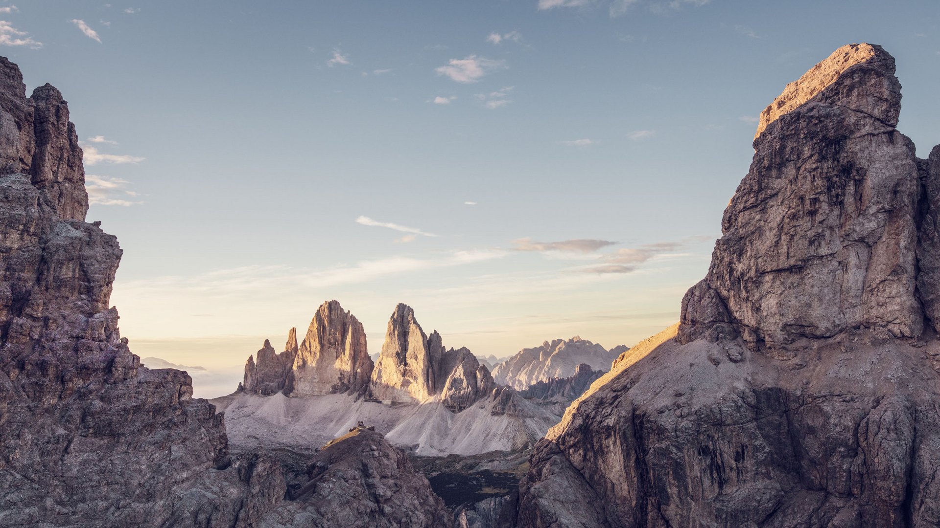 Blick auf die Dolomiten mit Felsen im Sonnenlicht bei klarem Himmel