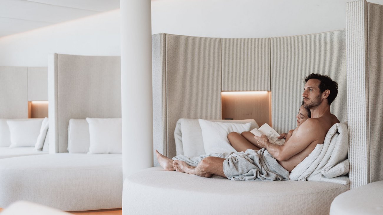 Hotel Solvie: Day Spa der Extraklasse Paar entspannt sich auf einem modernen, runden Lounge-Sofa