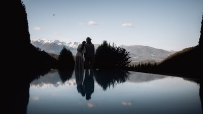 L’esclusività in foto: il nostro chalet in Alto Adige di lusso Coppia guarda le montagne con riflesso sull'acqua