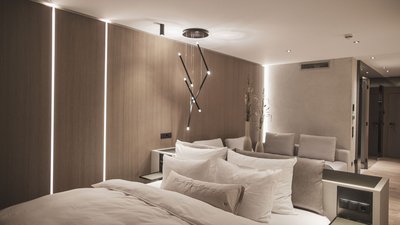 Modernes Schlafzimmer mit heller Beleuchtung und bequemen weißen Kissen