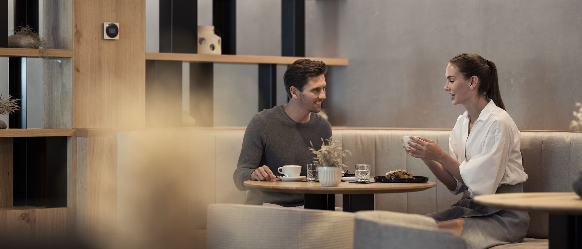Uomo e donna che chiacchierano bevendo caffè in un moderno caffè
