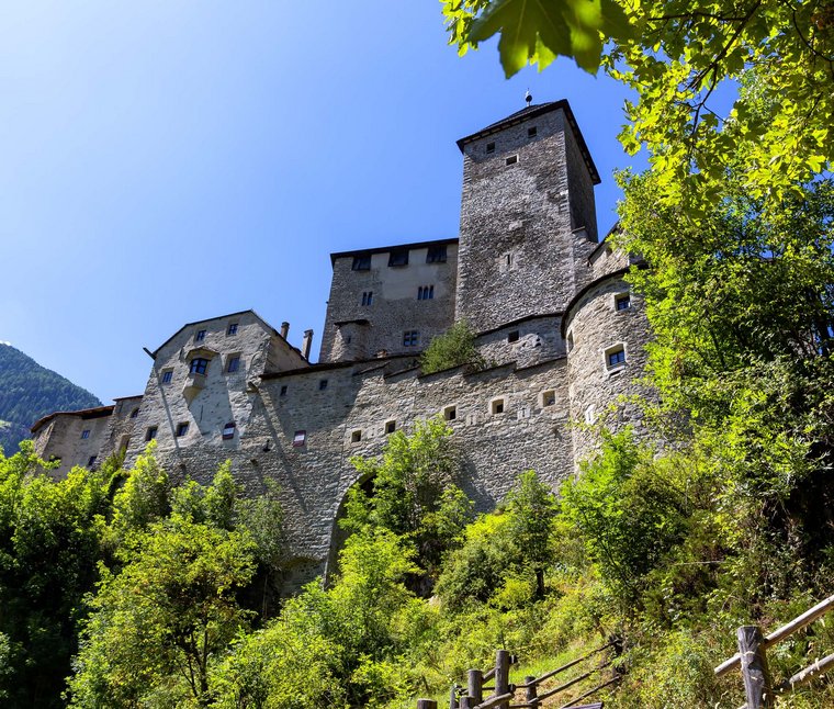 Castello sulla collina verde sotto cielo azzurro