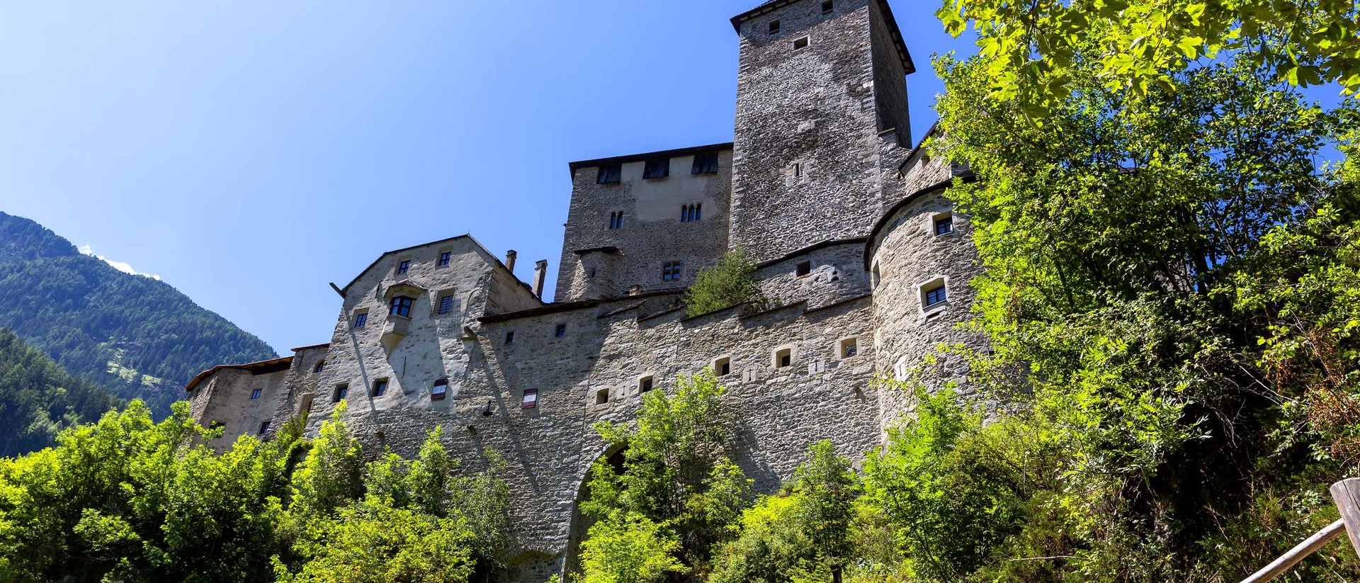 Castel Tures Castello sulla collina verde sotto cielo azzurro
