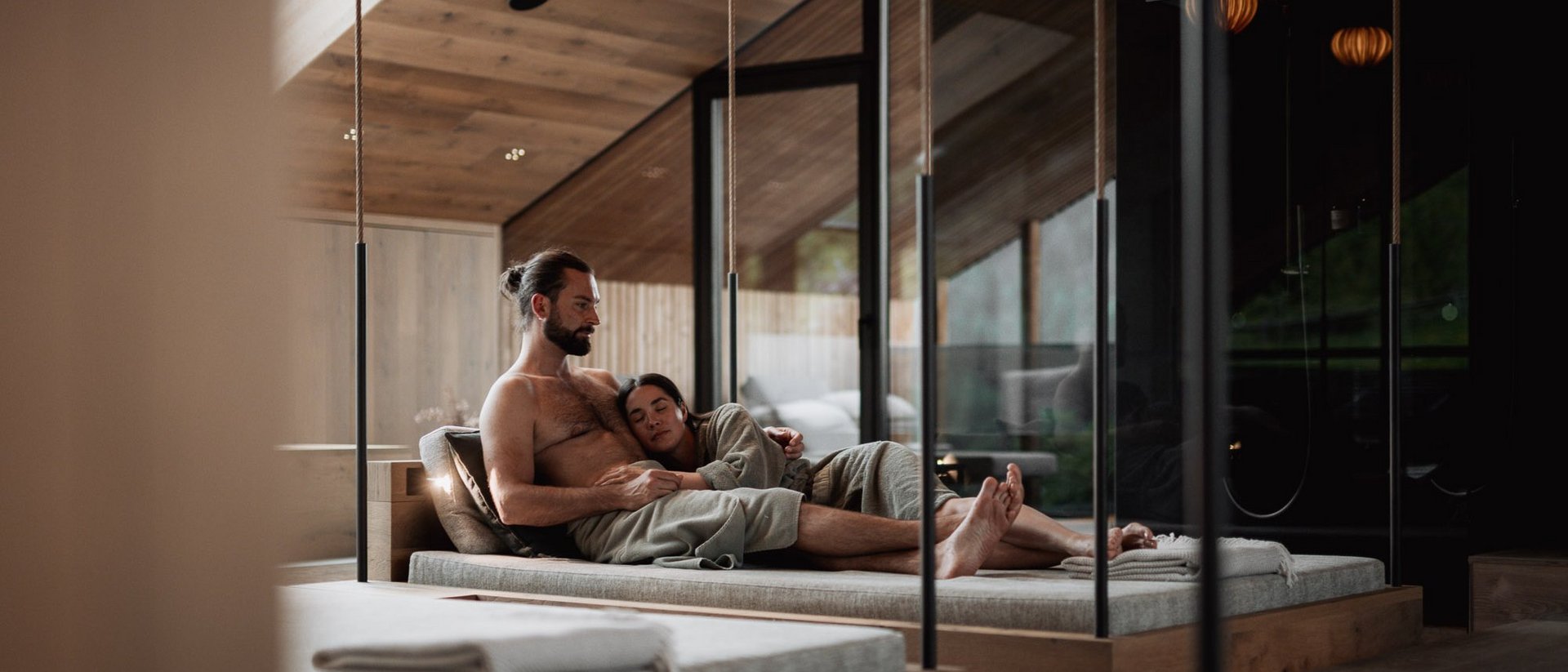 Paar entspannt sich gemeinsam in einem modernen Spa mit Holzelementen