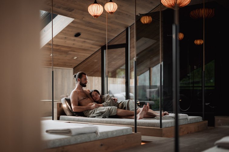 Coppia che si rilassa insieme in una spa moderna con elementi in legno