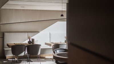 Stanza luminosa con tavoli, sedie e giochi sui tavoli