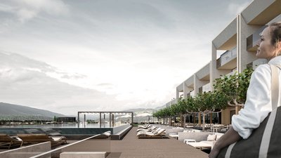 Terrazza moderna di un hotel con piscina e vista sulle montagne nuvolose