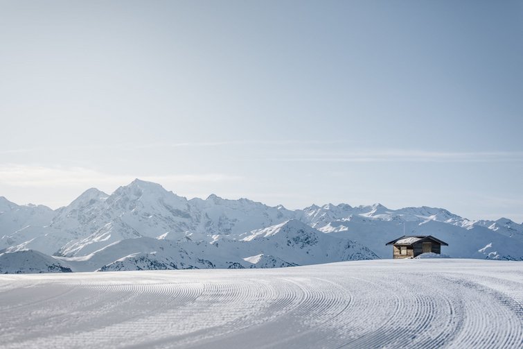 Hotel sulle piste del Plan de Corones: divertimento senza fine Capanna innevata e montagne sotto un cielo limpido